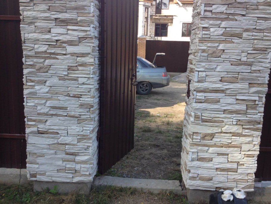 Отделка забора декоративным камнем