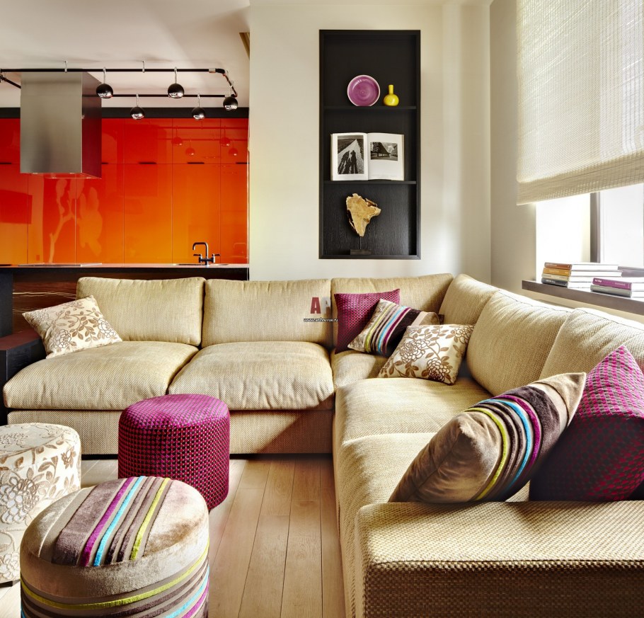 Бежевый диван с цветными подушками