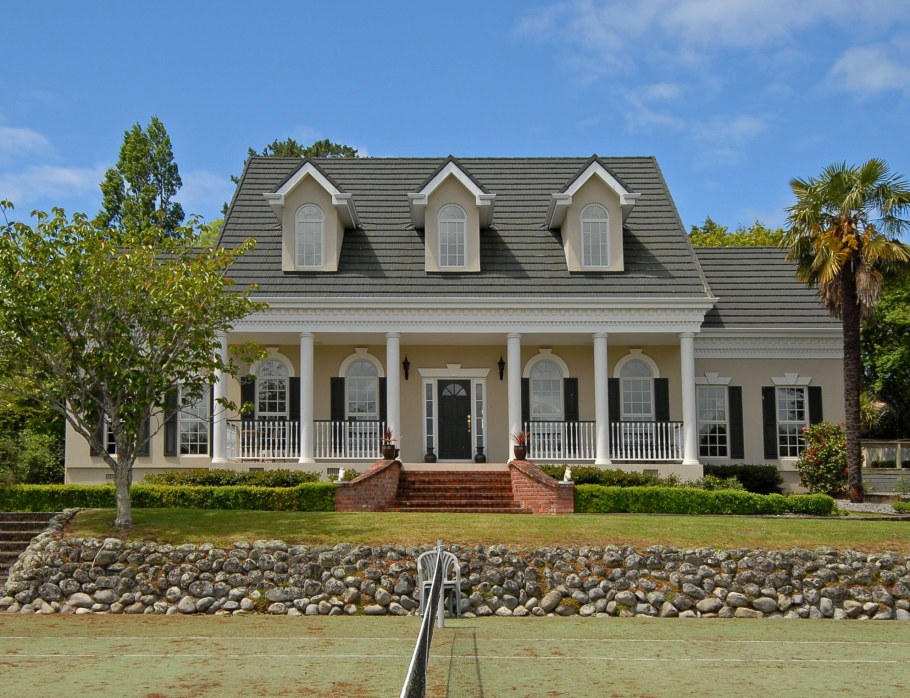 Дома в плантаторском стиле на большом участке земли