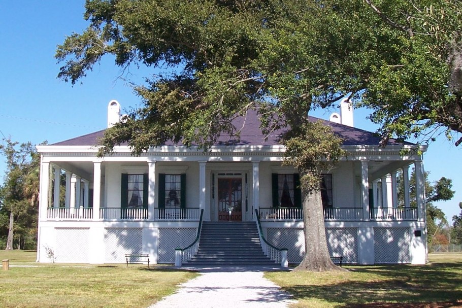 Дома в плантаторском стиле у реки