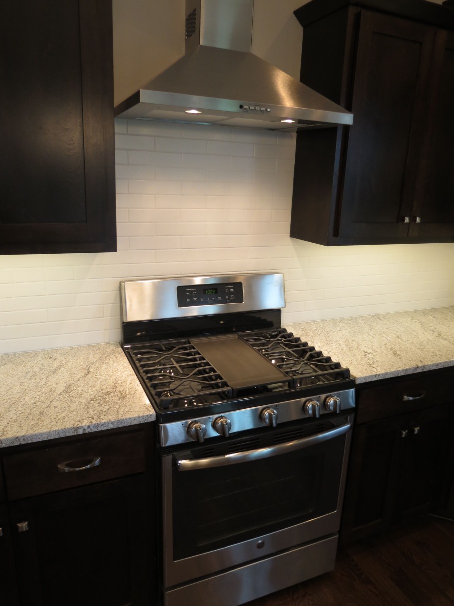 Кухня с черной плитой