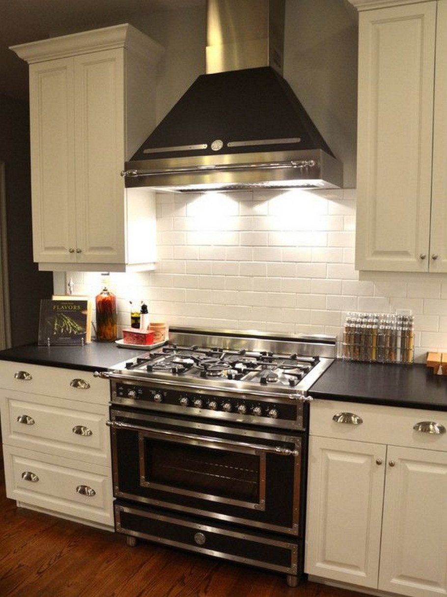 Белая газовая плита в интерьере кухни