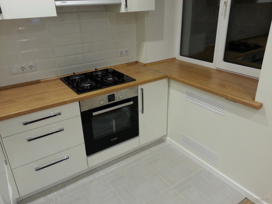 Черная варочная панель на светлой столешнице