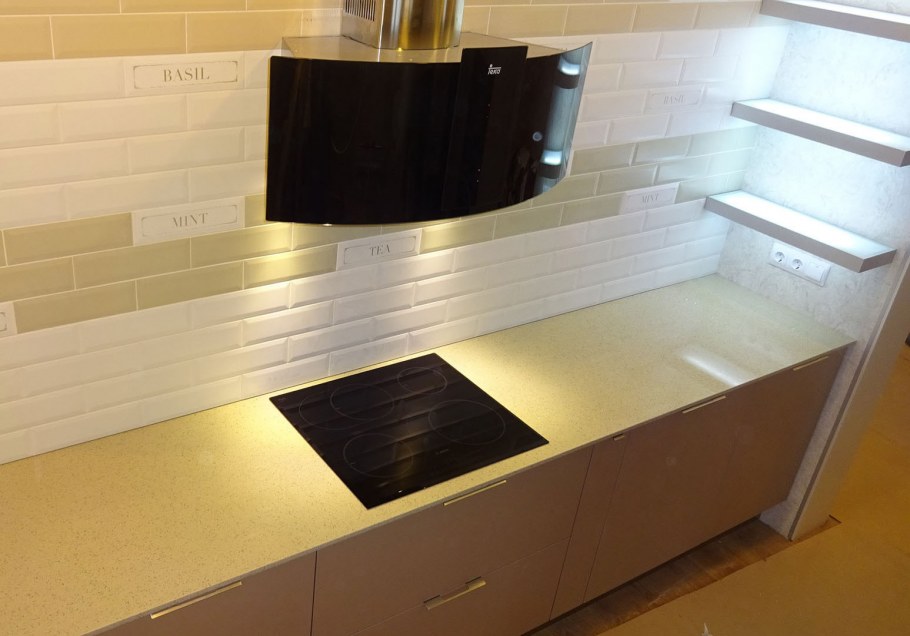 Варочная панель в каменной столешницей