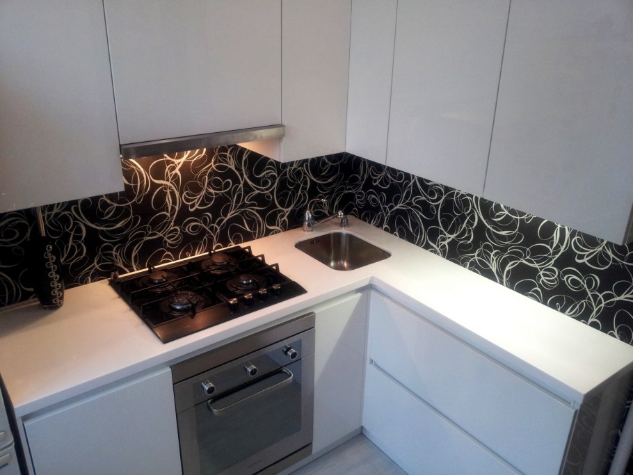 Белая варочная панель на черной столешнице