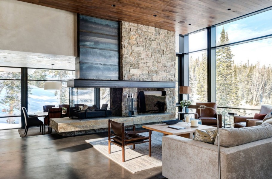 Гостиная с камином и панорамными окнами