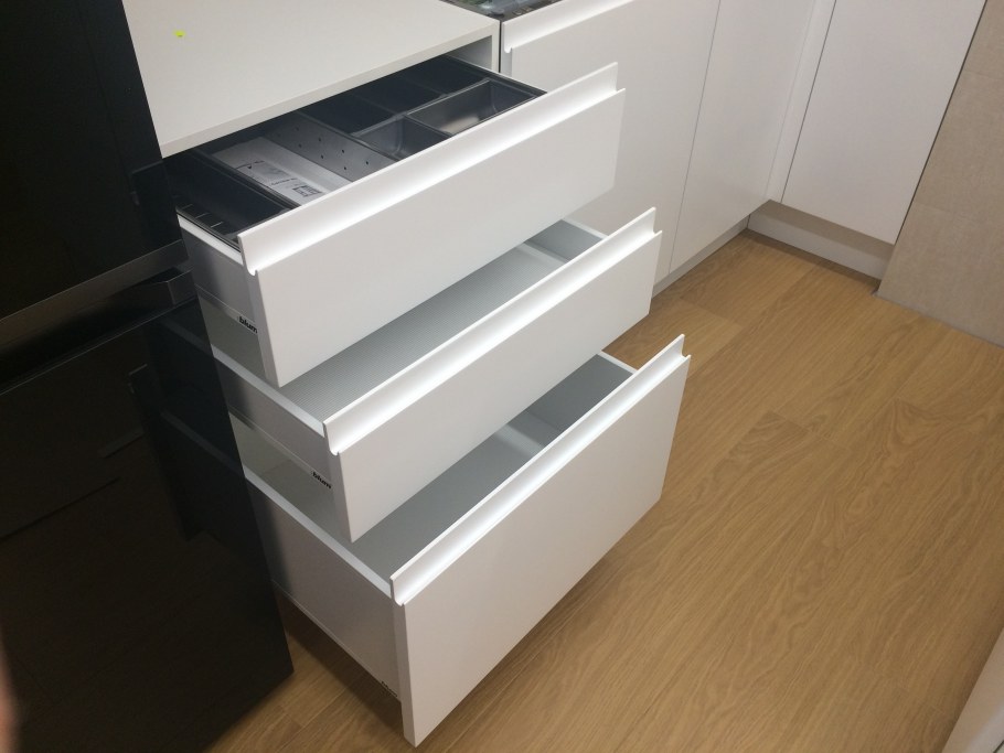 Blum выкатная тумба 3 ящика