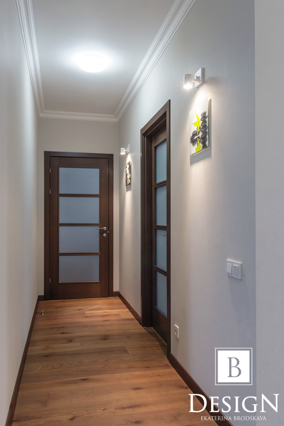 Серая прихожая с белыми дверями