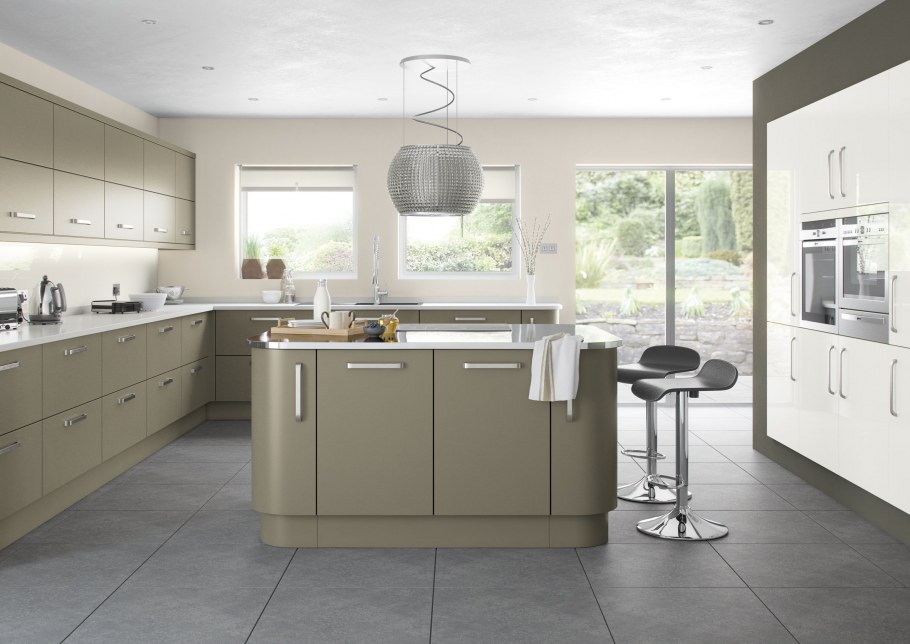 Стены цвета капучино в спальне