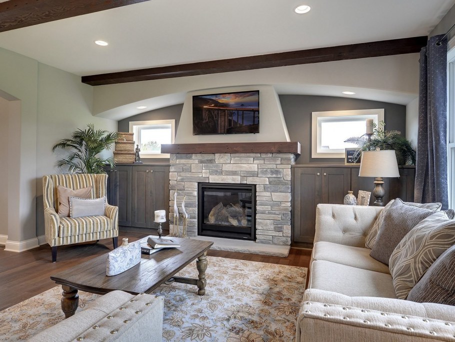 Интерьер гостиной с камином в частном доме