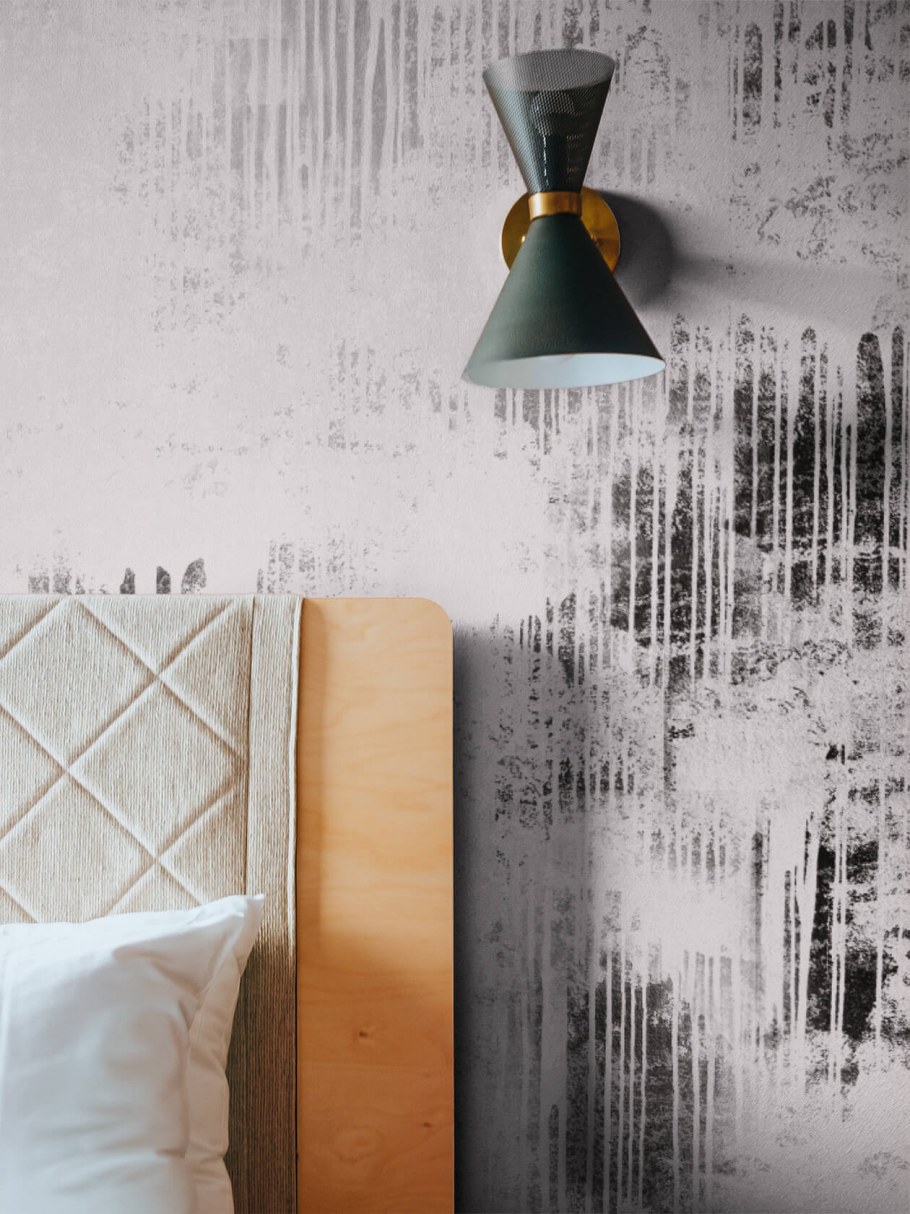 Человек красит стену