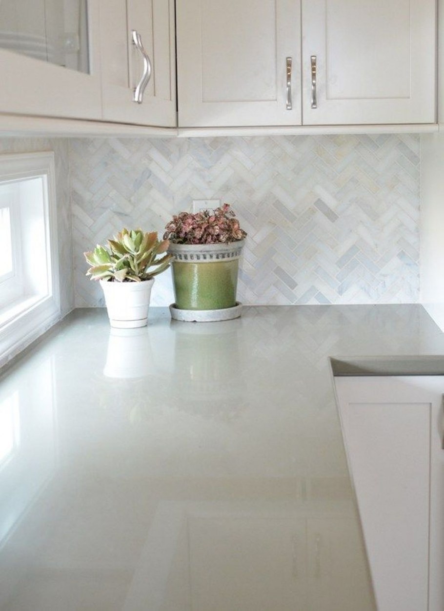 Белая мраморная плитка на кухне