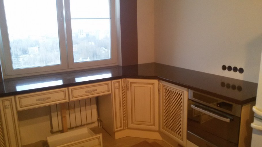 Вид кухни со столешницей марокканский камень