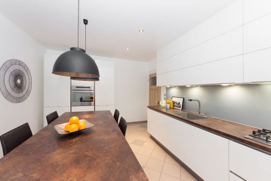 Столешница брут в интерьере кухни