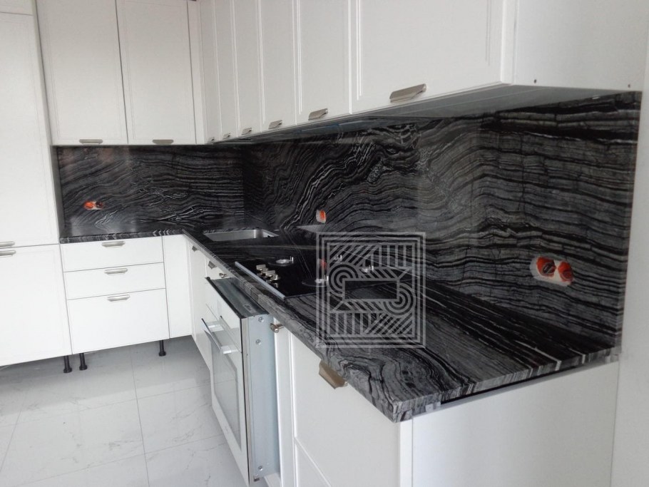 Кухня дерево с черной столешницей