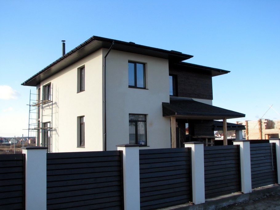 Забор оштукатуренный короедом