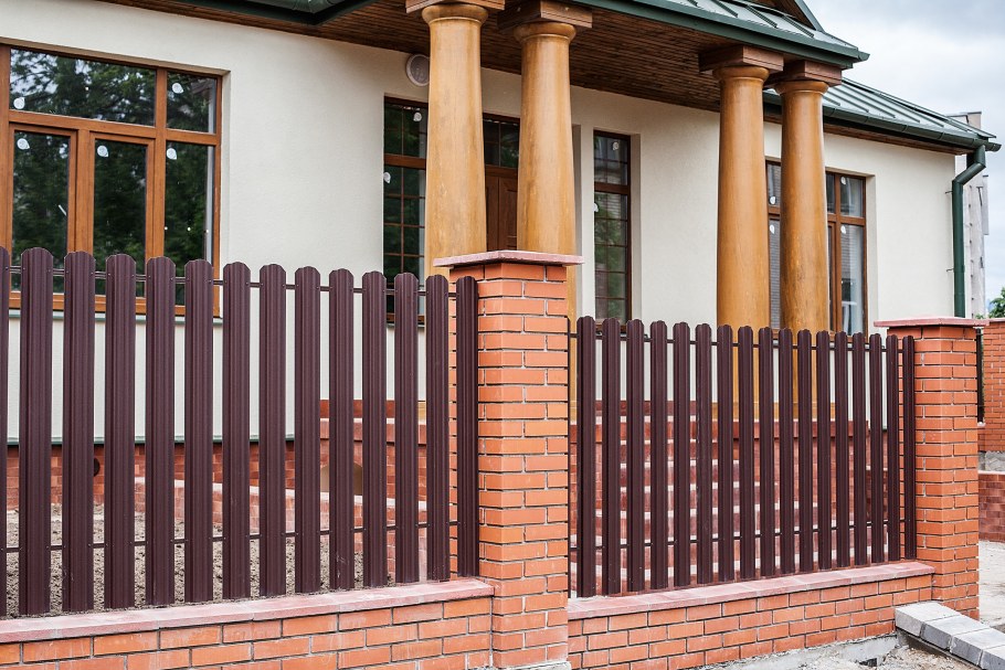 Забор с евроштакетником