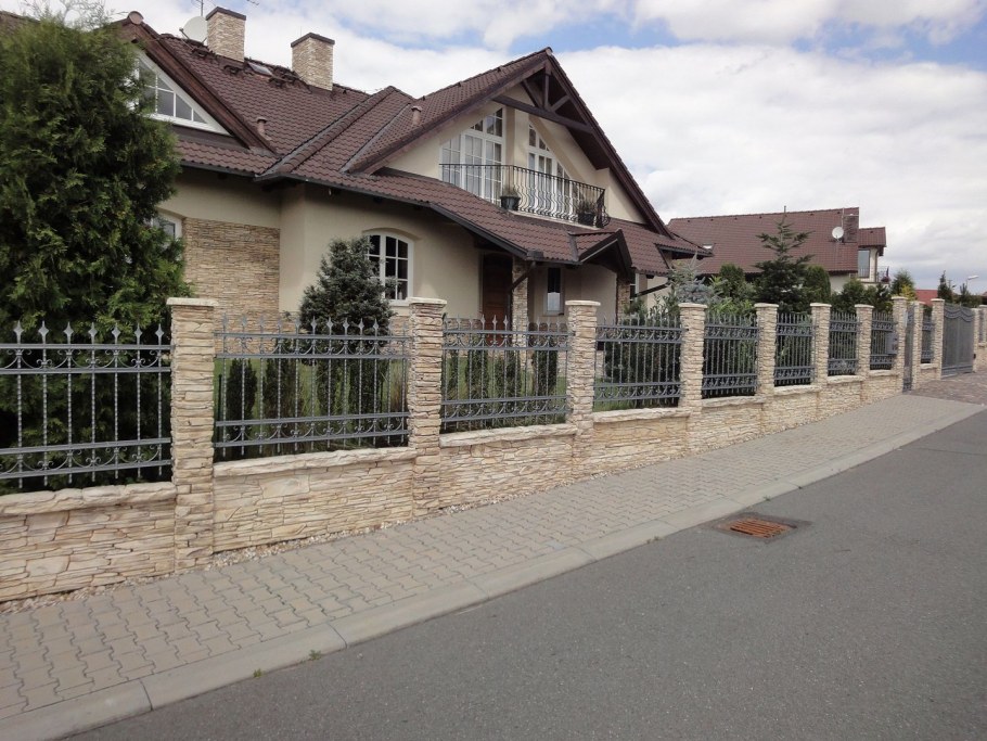 Забор на фасаде частного