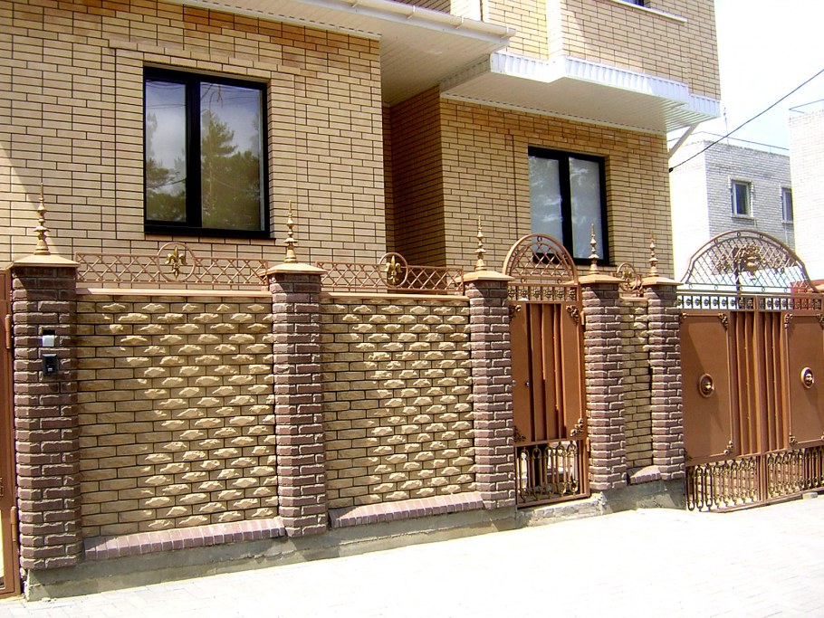 Красивый кирпичный забор