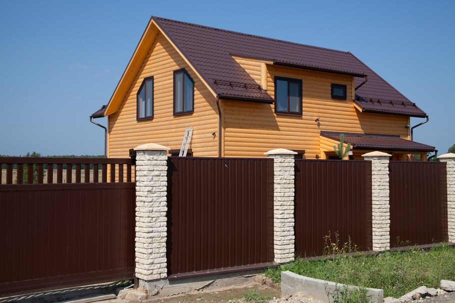 Коричневый забор