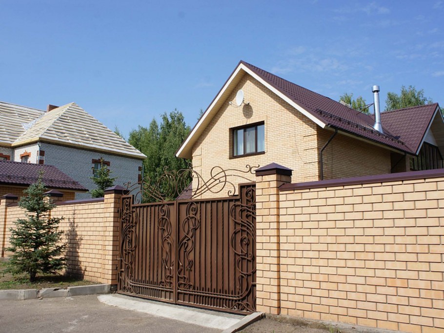 Забор из желтого кирпича