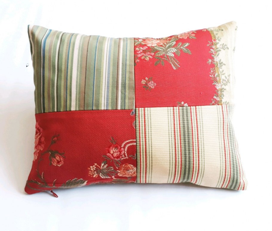 Диван с цветными подушками