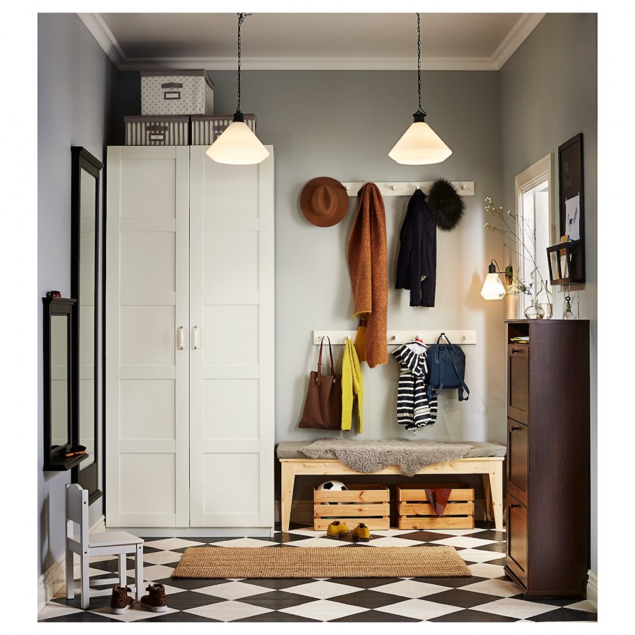 Прихожая с белой мебелью икеа