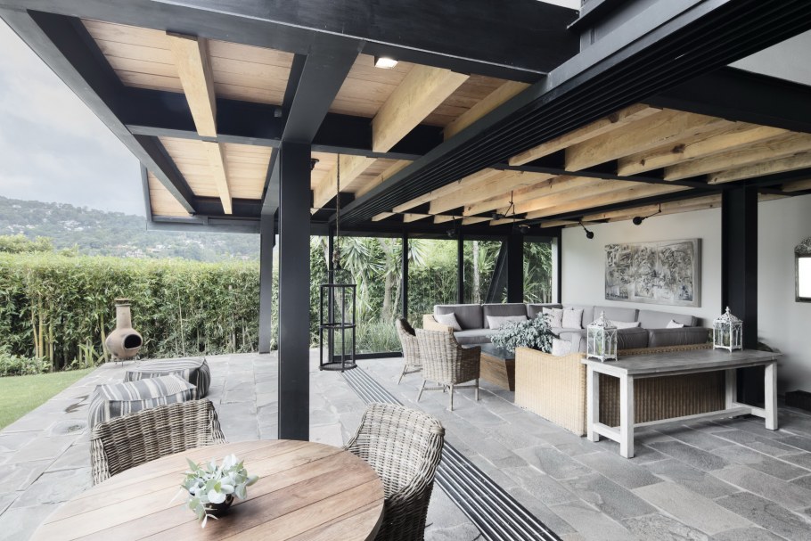 Дом с высокими потолками и панорамными окнами