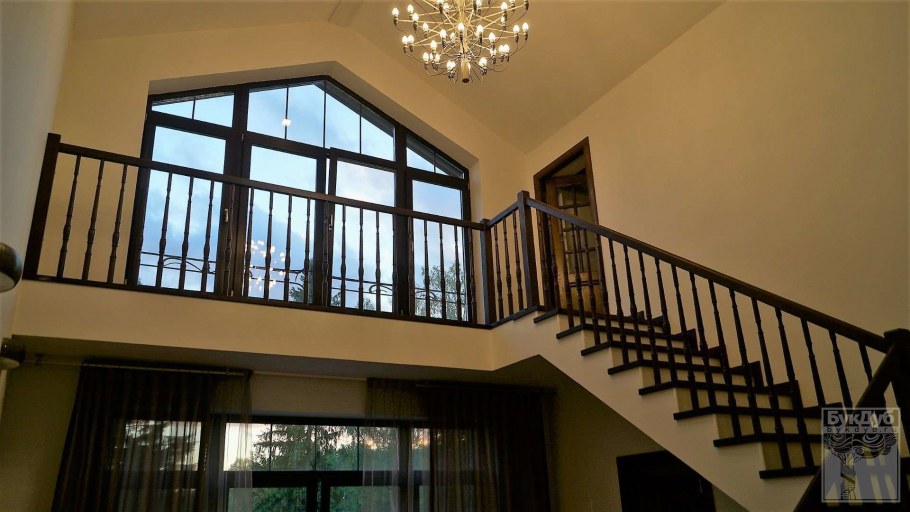 Лестница на второй этаж со вторым светом