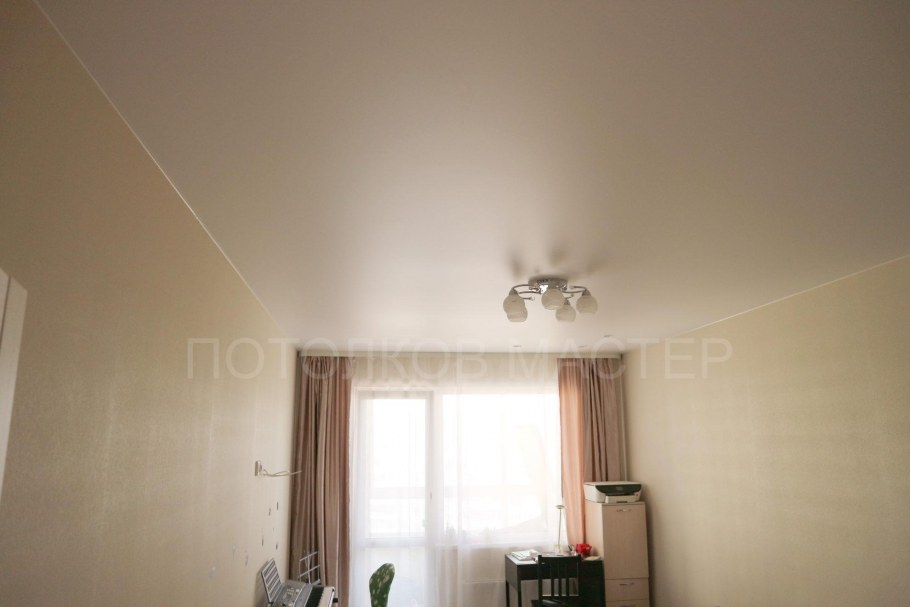 Глянцевый натяжной потолок