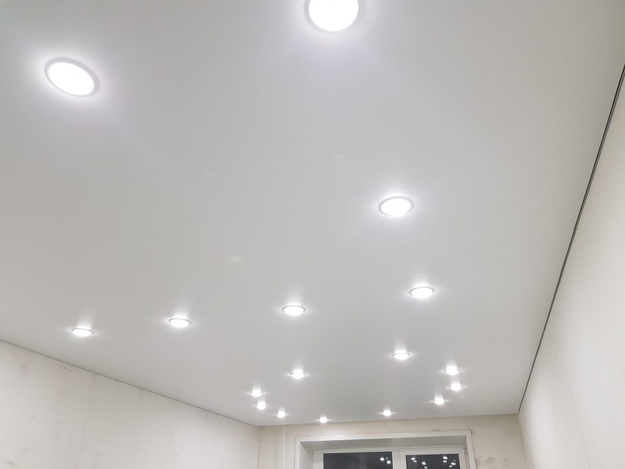 Белый глянцевый натяжной потолок