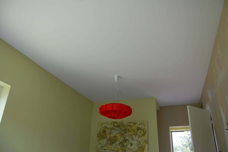 Матовый натяжной потолок в зале