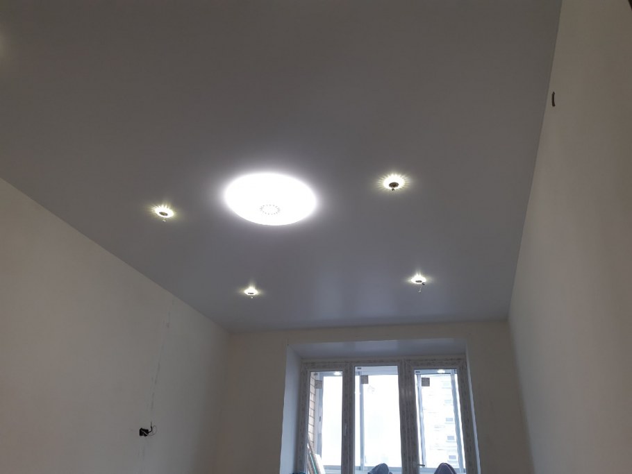 Натяжной потолок в зал матовый