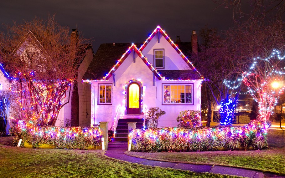 Праздничное освещение загородного дома