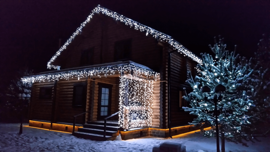 Коттедж с подсветкой на новый год