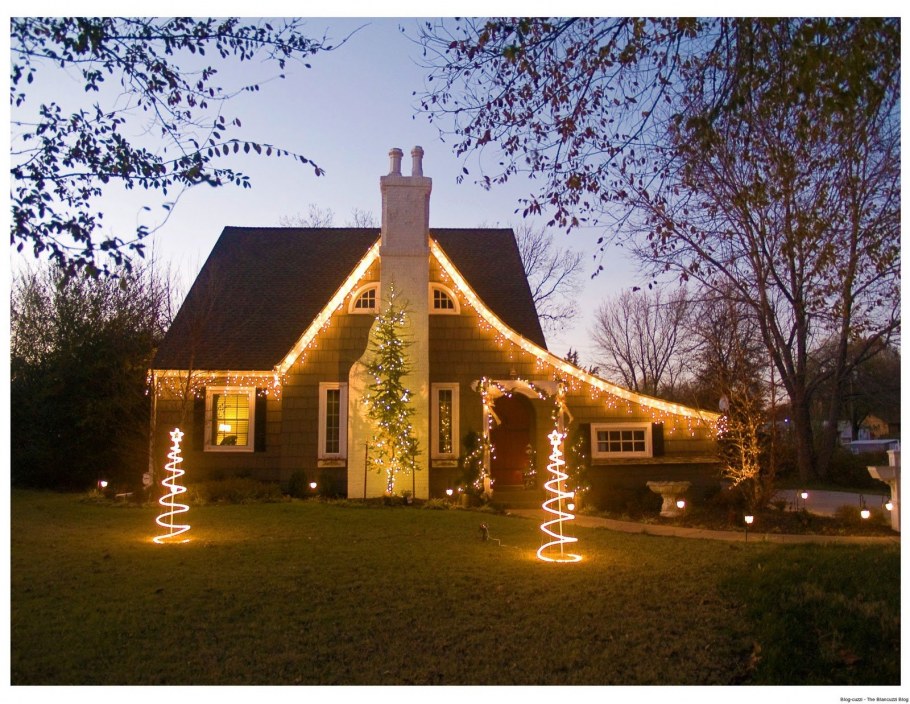 Деревянный дом украшенный гирляндами