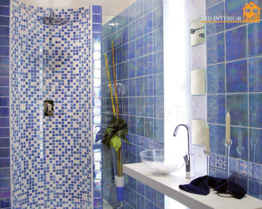 Ванная с голубой мозаикой