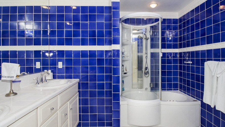 Ванная синяя плитка