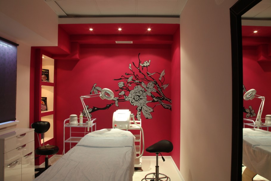 Красная стена в салоне красоты