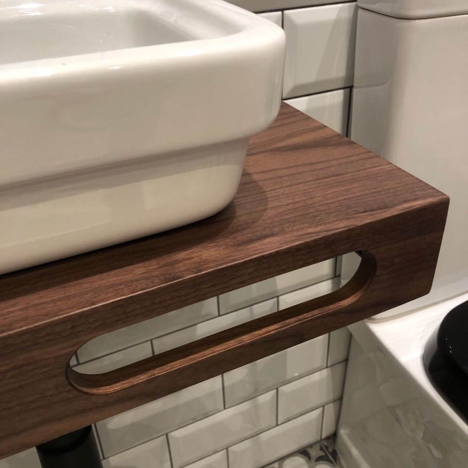 Полотенца под столешницей раковины