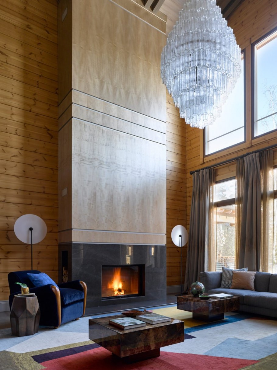 Деревянная гостиная с камином