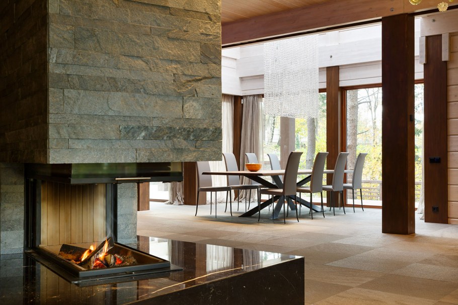 Современный камин в загородном доме