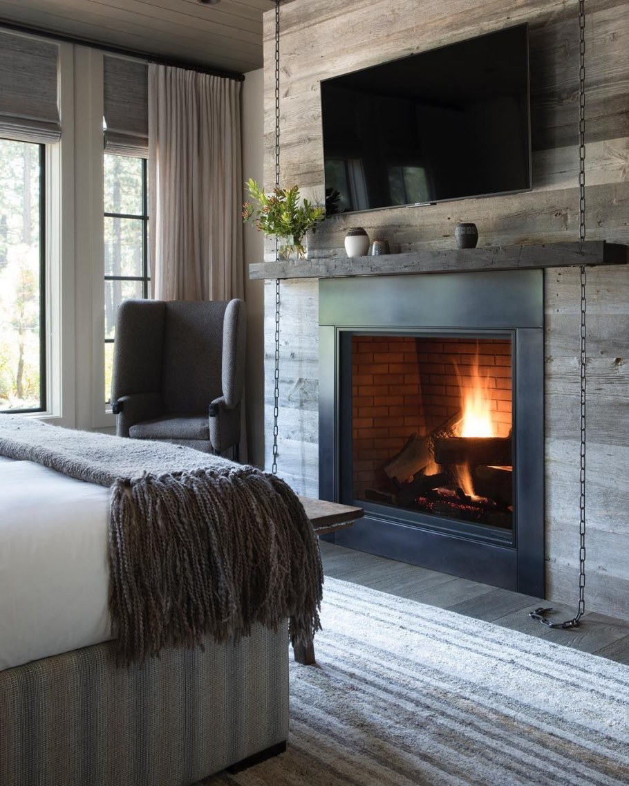 Спальня с камином