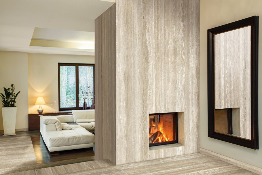 Современный камин в интерьере травертин