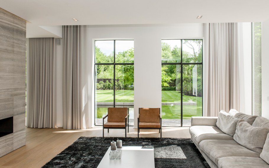 Гостиная в современном стиле 18 кв.м светлые тона в живую