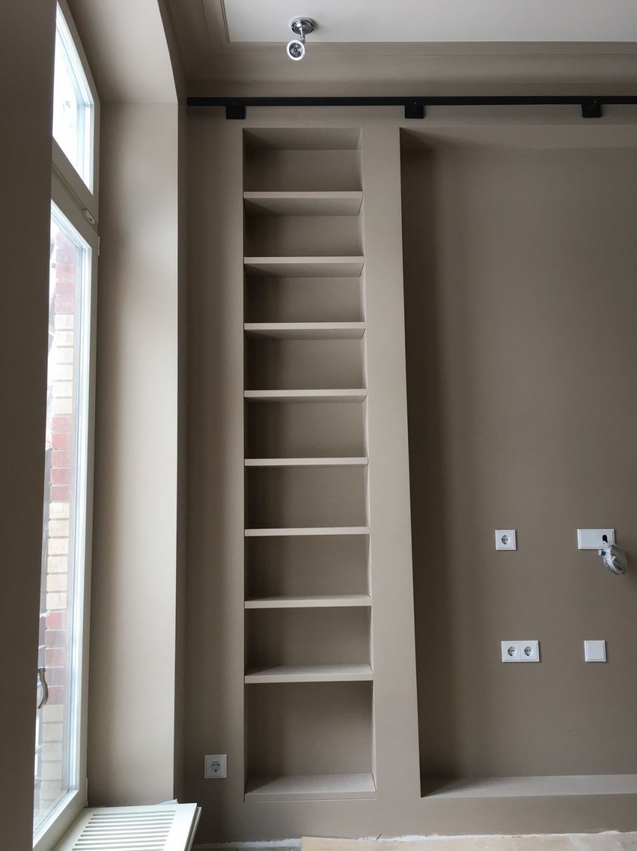 Встроенные полки в стене