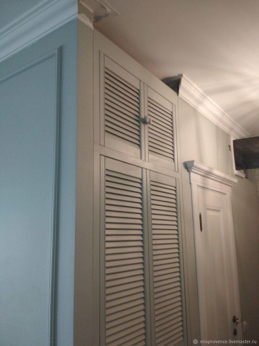 Камин с полками в гостиной