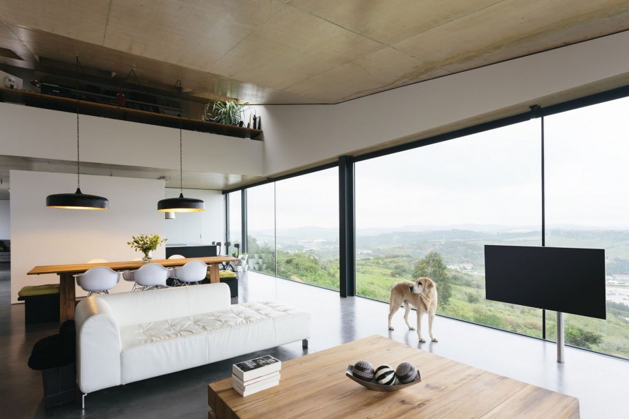 Гостиные с панорамными окнами в доме