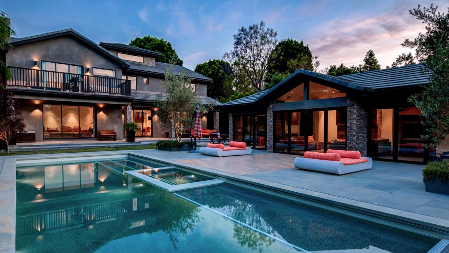 Особняк с бассейном