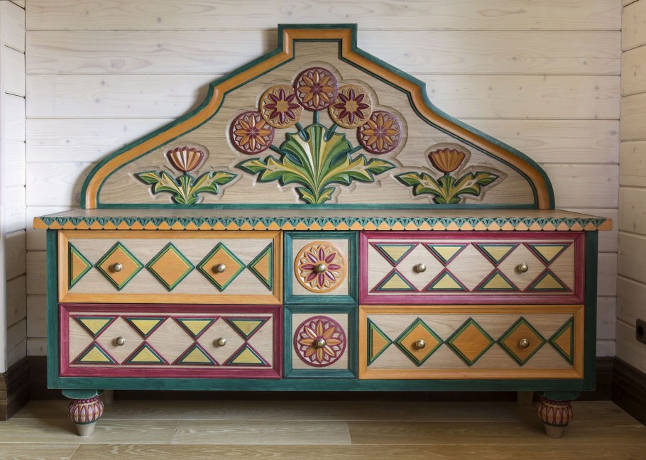 Расписная мебель в русском стиле